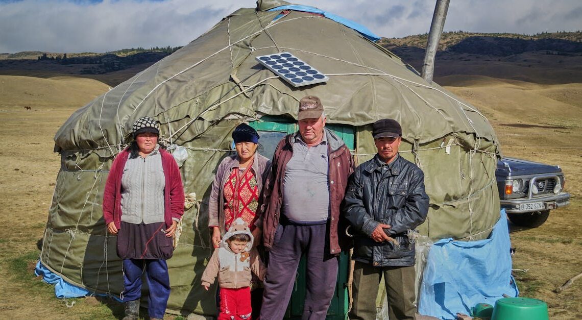 découvrez le mode de vie unique des familles nomades, qui allient aventures et découvertes tout en vivant en harmonie avec la nature. apprenez comment ces familles voyagent, s'organisent et éduquent leurs enfants dans des lieux incroyables à travers le monde.