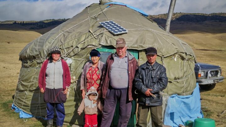 découvrez le mode de vie unique des familles nomades, qui allient aventures et découvertes tout en vivant en harmonie avec la nature. apprenez comment ces familles voyagent, s'organisent et éduquent leurs enfants dans des lieux incroyables à travers le monde.