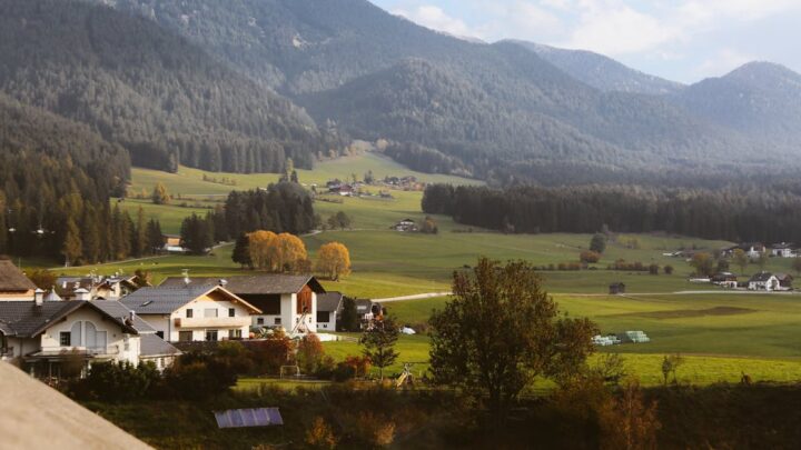 découvrez les maisons énergétiquement positives, un nouveau concept d'habitat durable qui produit plus d'énergie qu'elles n'en consomment. explorez les avantages écologiques et économiques de ces logements innovants qui utilisent des technologies avancées pour maximiser l'efficacité énergétique et réduire l'empreinte carbone.